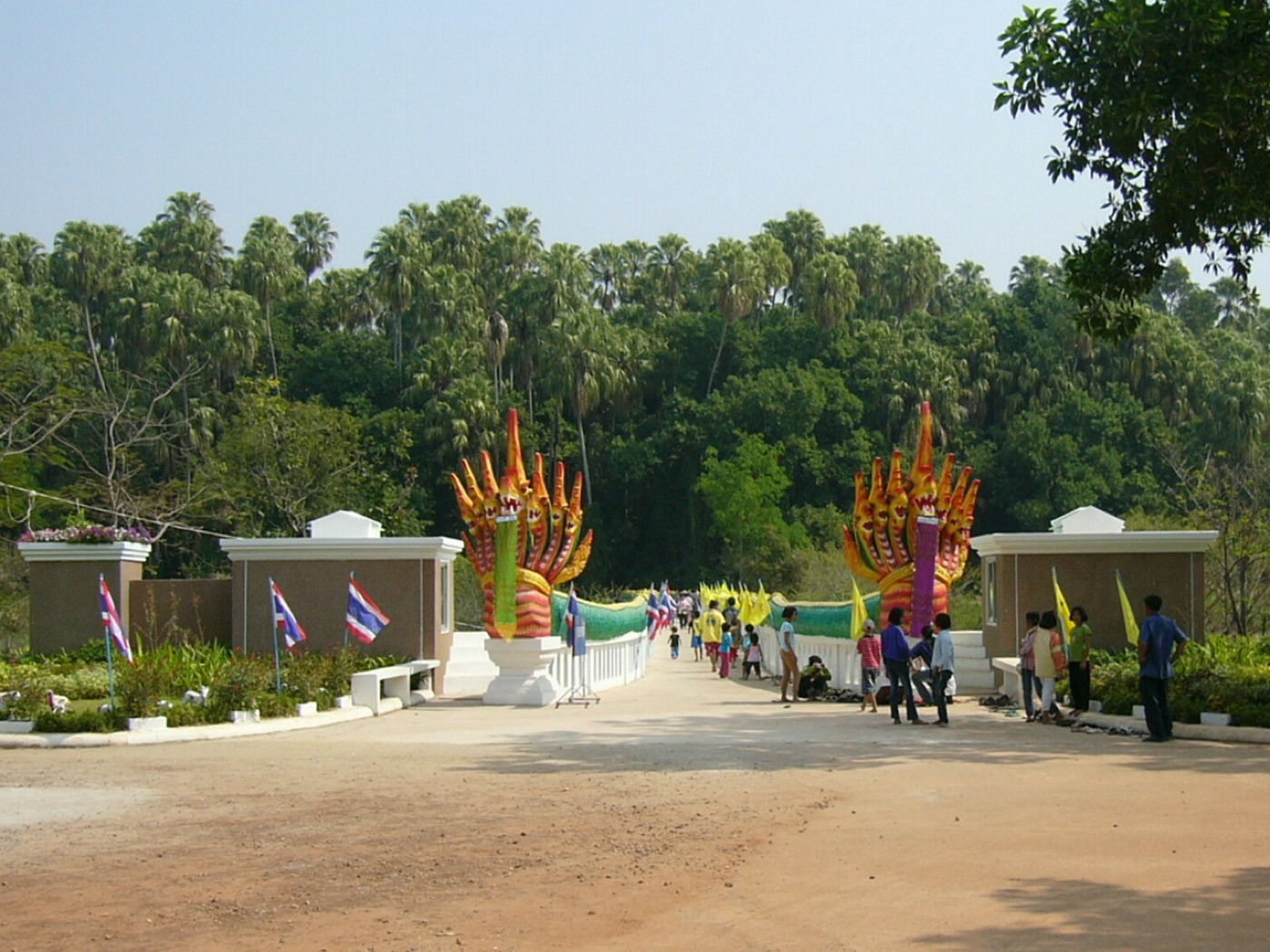 สะพานนาคทางเข้าป่าคำชะโนด วังนาคินทร์ (ภาพ: Wikimedia Commons)