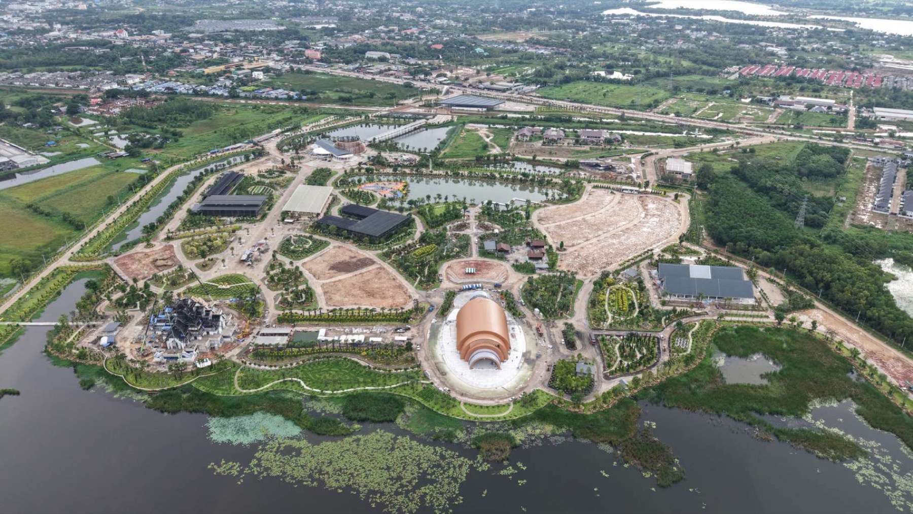 พื้นที่ชุ่มน้ำหนองแด สถานที่จัดงานพืชสวนโลก 2026 ระหว่างการก่อสร้าง